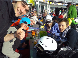 Fröhliche Leute im Skigebiet Chamonix im Jänner