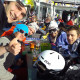 Fröhliche Leute im Skigebiet Chamonix im Jänner