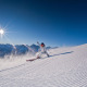 Skigebiet Kronplatz: sportliche Skifahrer und schöne Piste