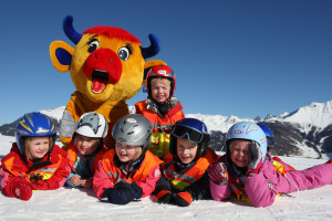 Skigebiet Serfaus-Fiss-Ladis: Maskottchen Berta mit Kindern