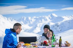 Livigno Familie beim Essen, schöne Bergkulisse