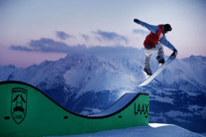Laax Snowboarder Sprung über Schanze